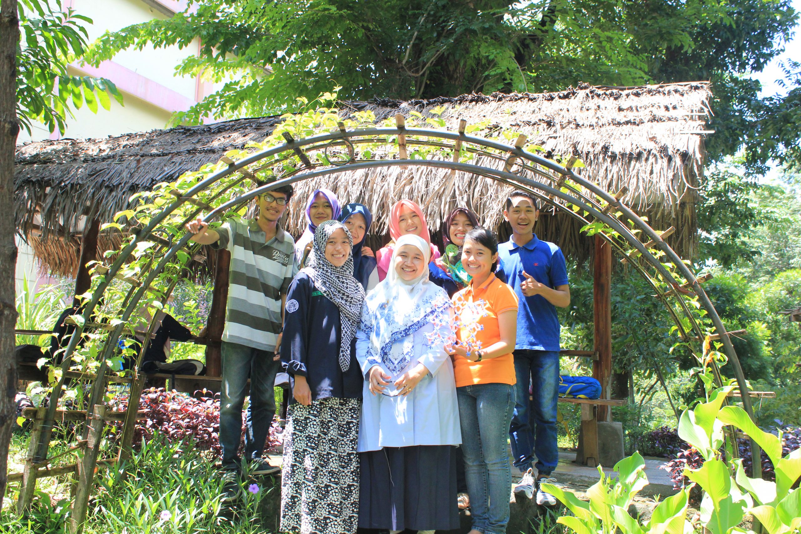 Take a group photo in the faculty garden