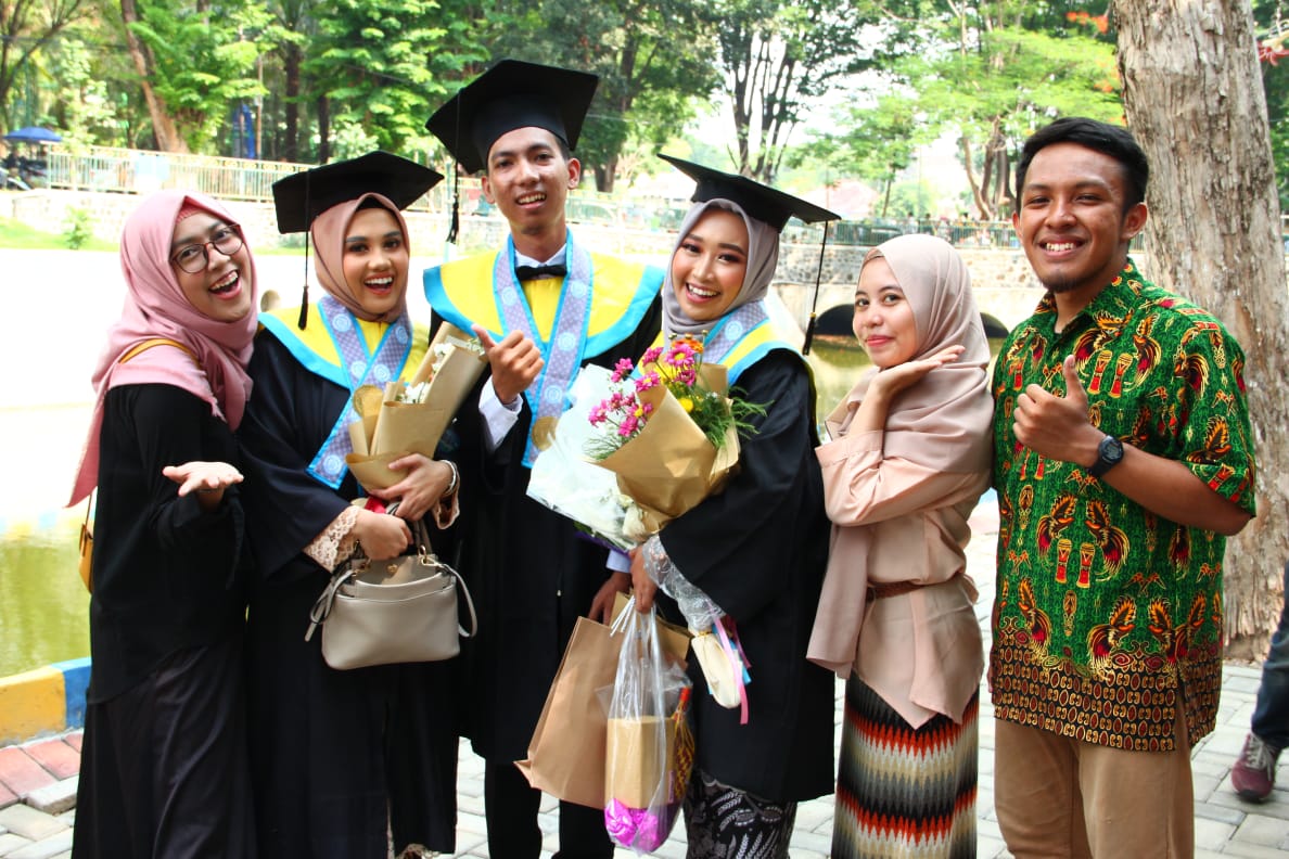 Graduation Ali, Disa, and Nuhaa